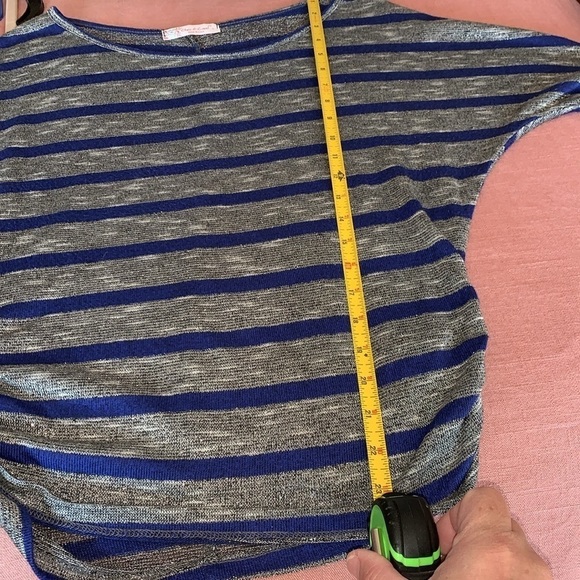 5/$20 BUNDLE 🎈 Lightweight silver and blue shapely knit blouse box 13 - Picture 7 of 8